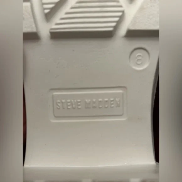 Steve Madden white Chelsea boots. Ankle-high. Chunky heel. Elastic side panel. 8 - Picture 11 of 12